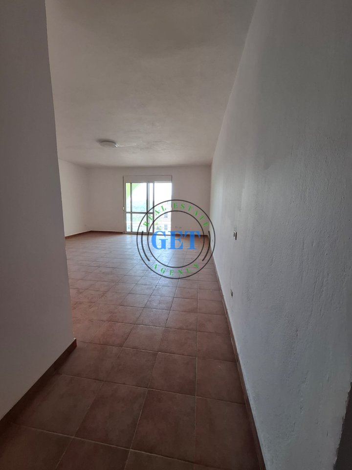Shitet Apartament 2+1, pranë Shkollës “Bajram Curri”, Plazh, Durrës