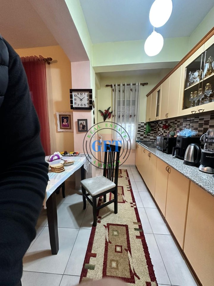 Shitet Apartament 2+1+2 Ballkone, tek Kryqi i Kuq ,Durrës