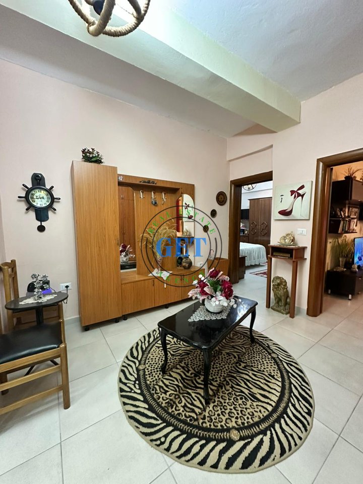 Shitet Apartament 2+1+2 Ballkone, tek Kryqi i Kuq ,Durrës