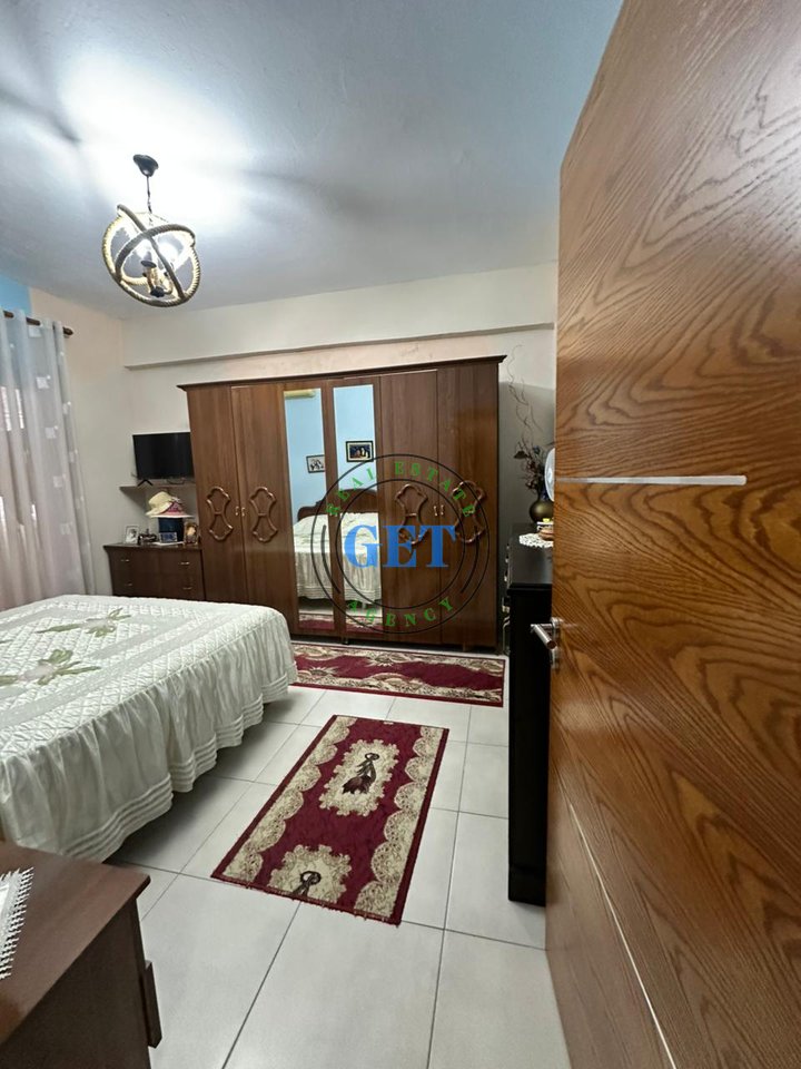 Shitet Apartament 2+1+2 Ballkone, tek Kryqi i Kuq ,Durrës
