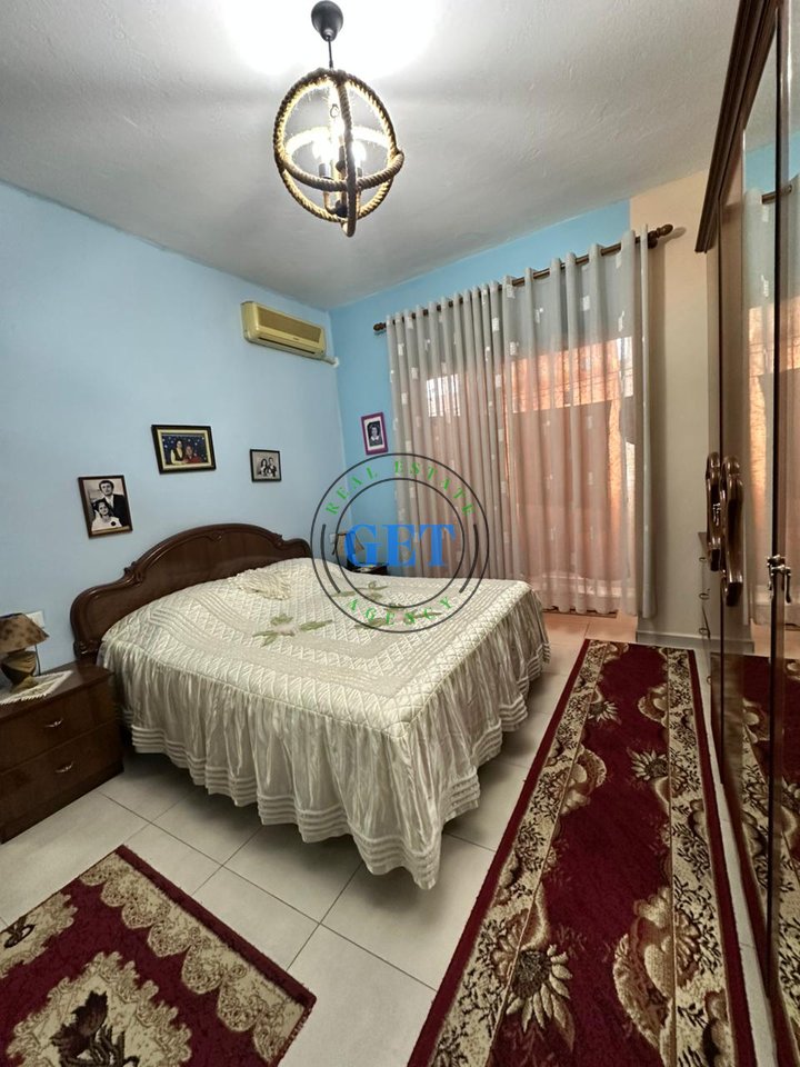 Shitet Apartament 2+1+2 Ballkone, tek Kryqi i Kuq ,Durrës