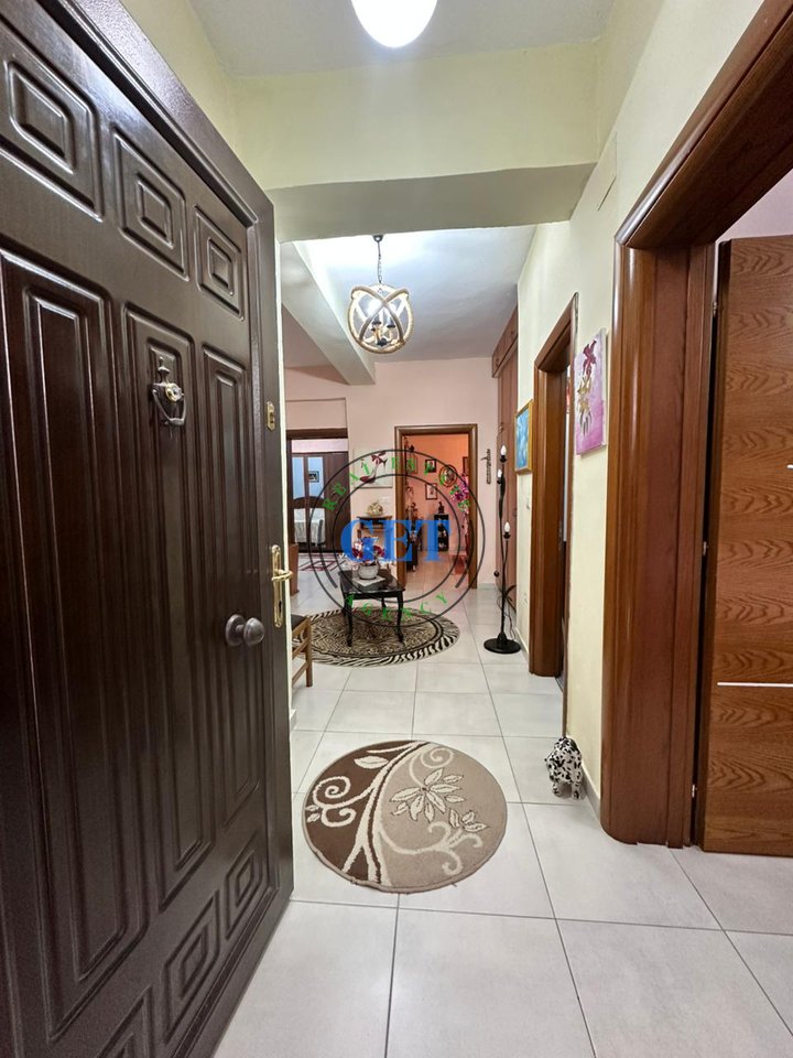 Shitet Apartament 2+1+2 Ballkone, tek Kryqi i Kuq ,Durrës