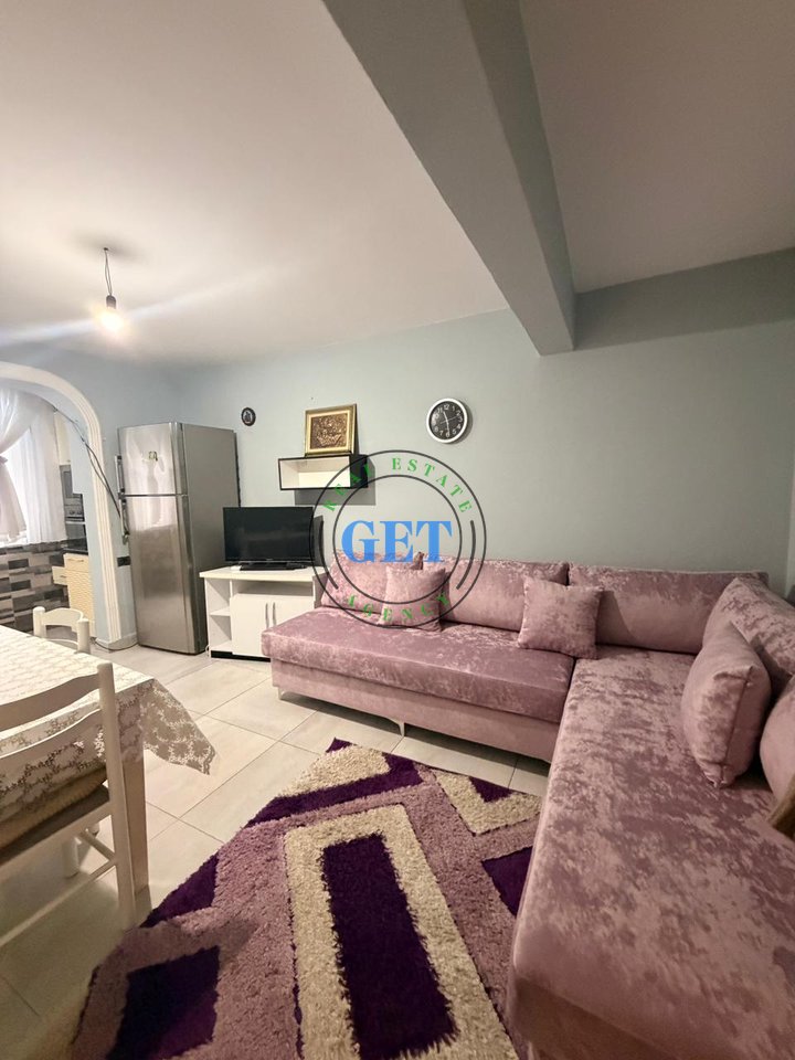 Jepet me qira, Apartament 2+1, përballë Pallatit të Sportit, Durrës