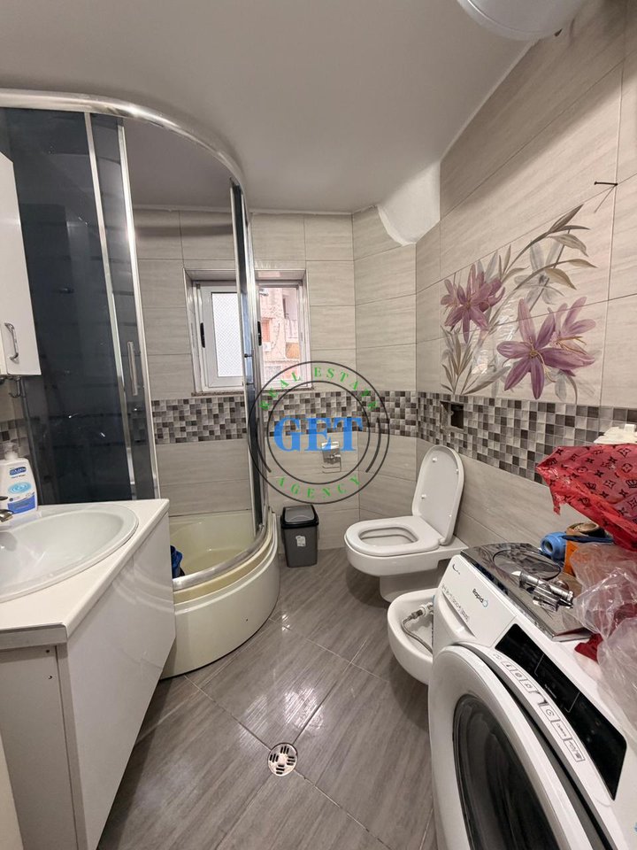 Jepet me qira, Apartament 2+1, përballë Pallatit të Sportit, Durrës