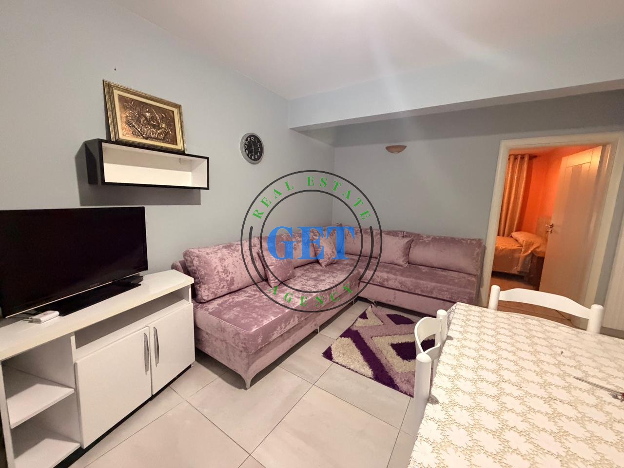 Jepet me qira, Apartament 2+1, përballë Pallatit të Sportit, Durrës