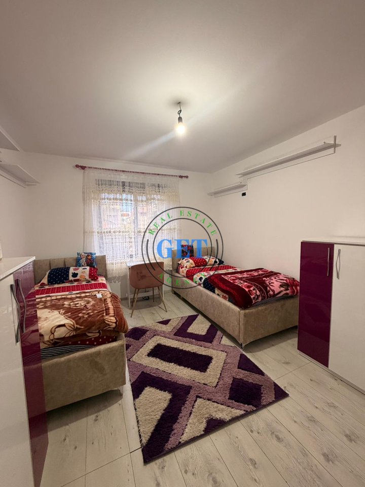 Jepet me qira, Apartament 2+1, përballë Pallatit të Sportit, Durrës