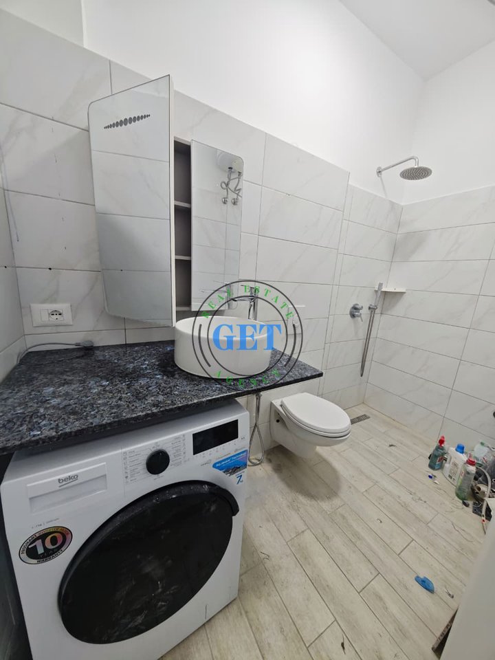 Shitet, Apartament 1+1, pranë Bashkisë, Durrës