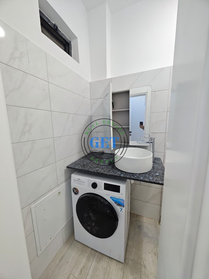 Shitet, Apartament 1+1, pranë Bashkisë, Durrës