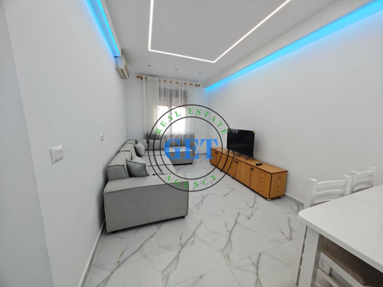 Shitet, Apartament 1+1, pranë Bashkisë, Durrës