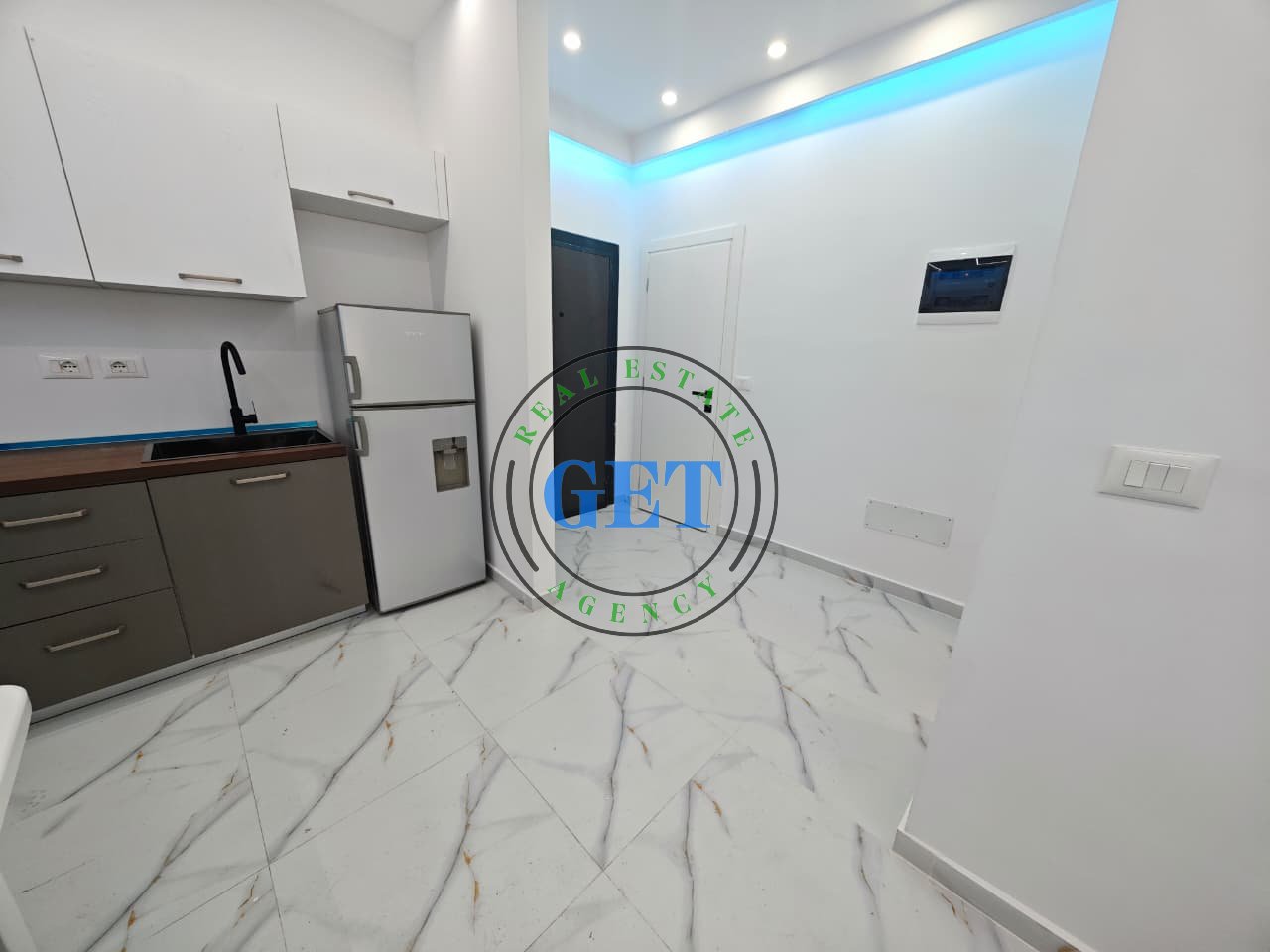 Shitet, Apartament 1+1, pranë Bashkisë, Durrës