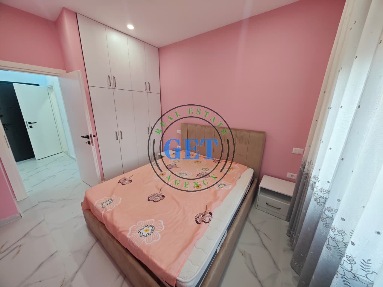 Shitet, Apartament 1+1, pranë Bashkisë, Durrës