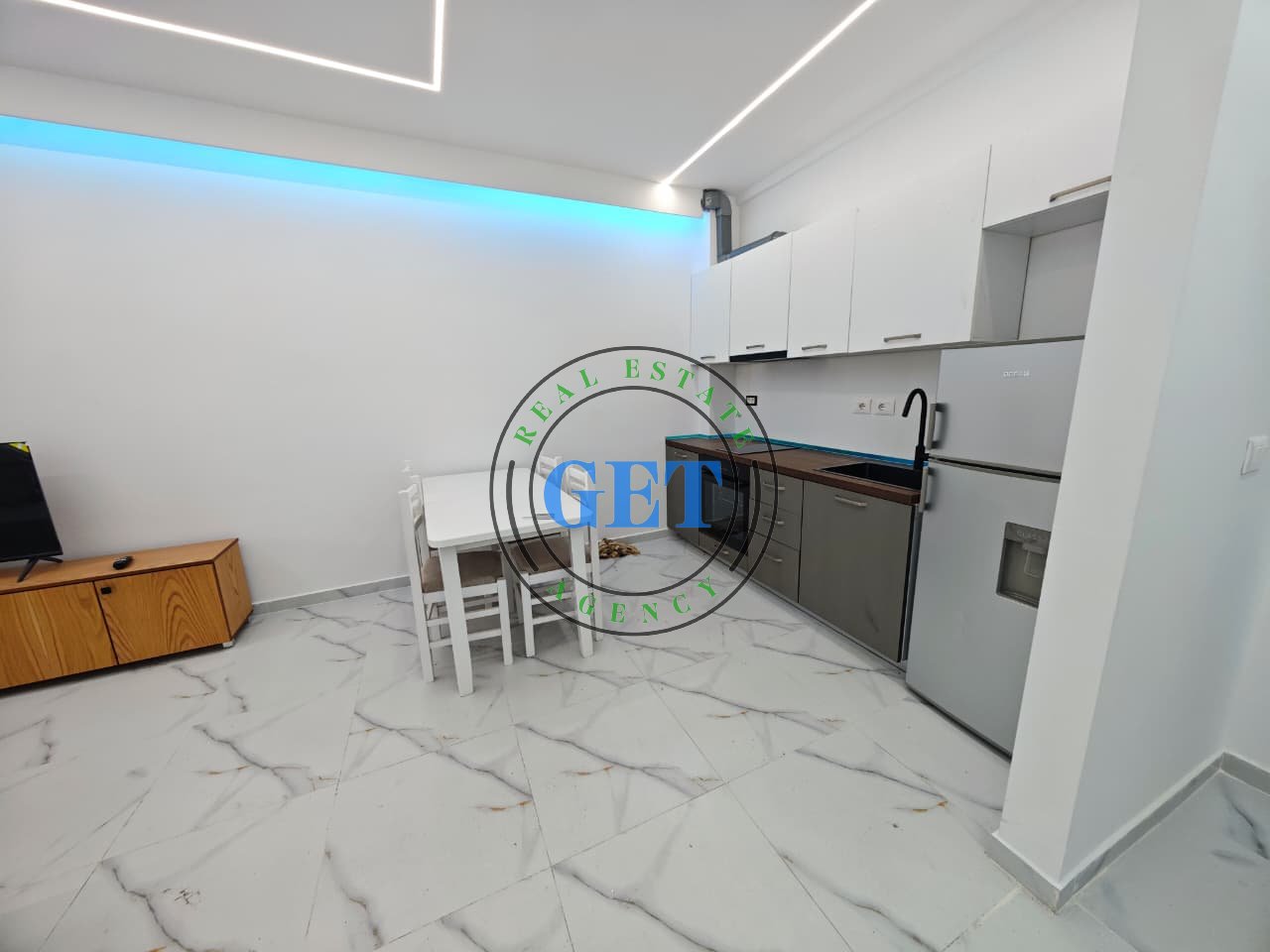 Shitet, Apartament 1+1, pranë Bashkisë, Durrës