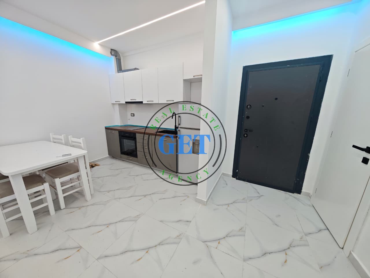Shitet, Apartament 1+1, pranë Bashkisë, Durrës