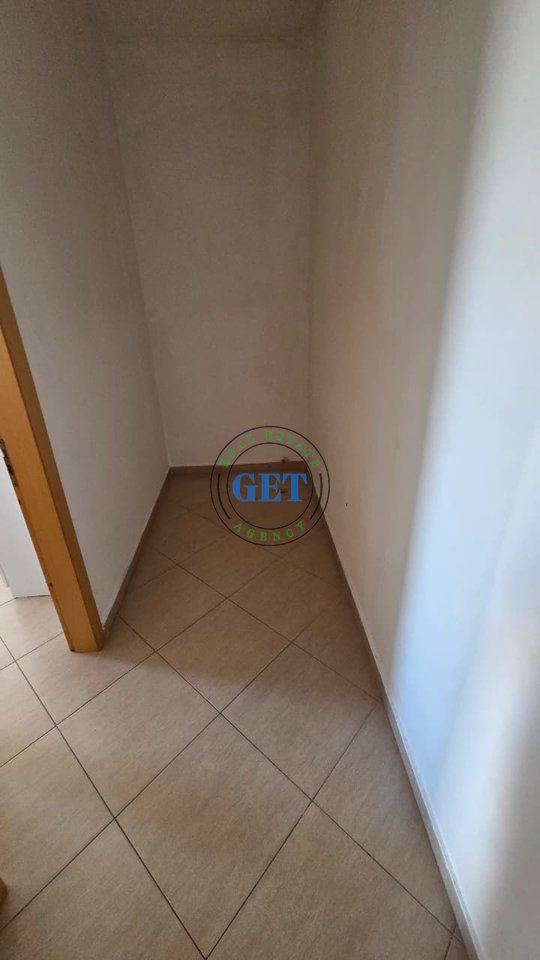 Jepet me Qira Apartament 1+1 me Verandë | Shkolla “Eftali Koci”, Durrës