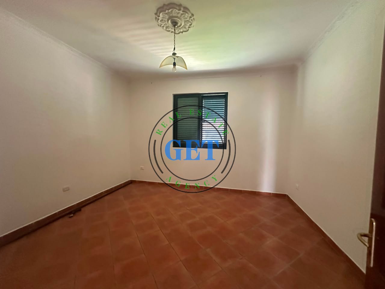 Shitet Vilë Private 3-Katëshe | Pranë Kryqit të Kuq, Durrës