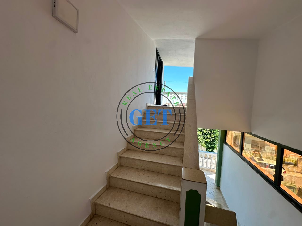 Shitet Vilë Private 3-Katëshe | Pranë Kryqit të Kuq, Durrës