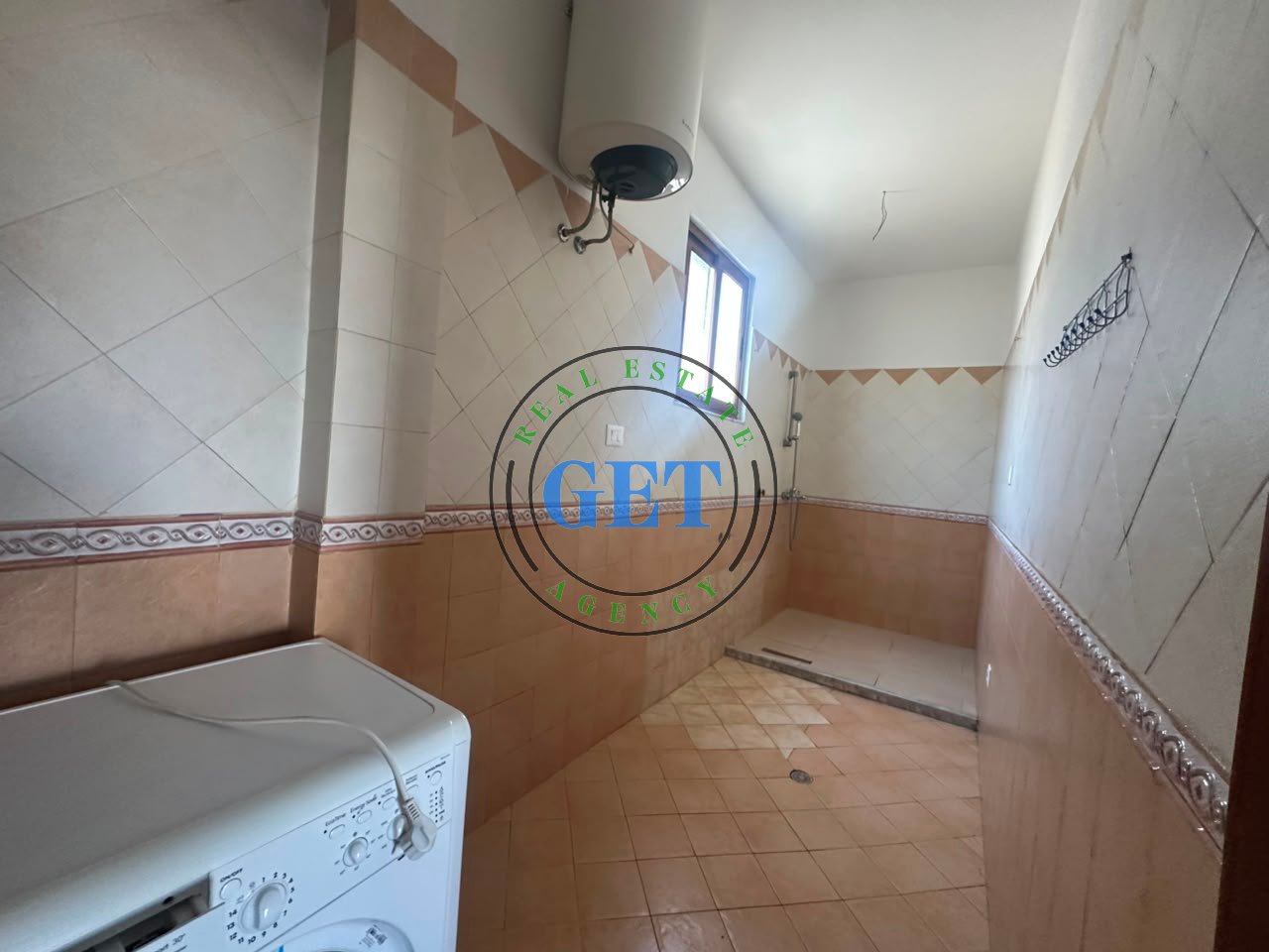 Shitet Vilë Private 3-Katëshe | Pranë Kryqit të Kuq, Durrës