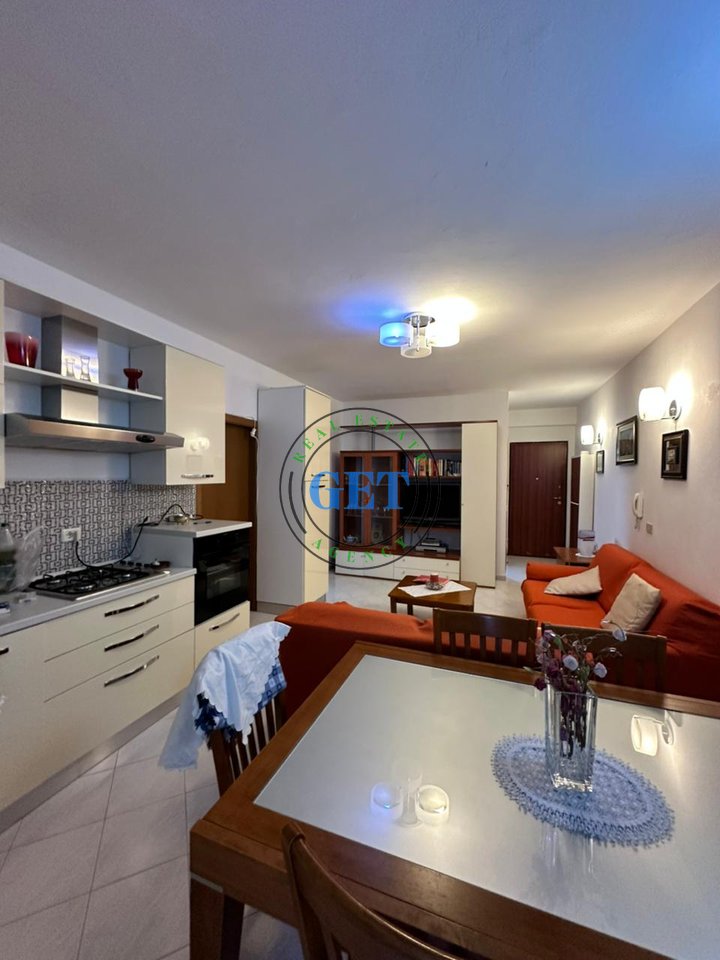 Jepet me qira, Apartament 1+1 ne Plazh Hekurudha, Durres