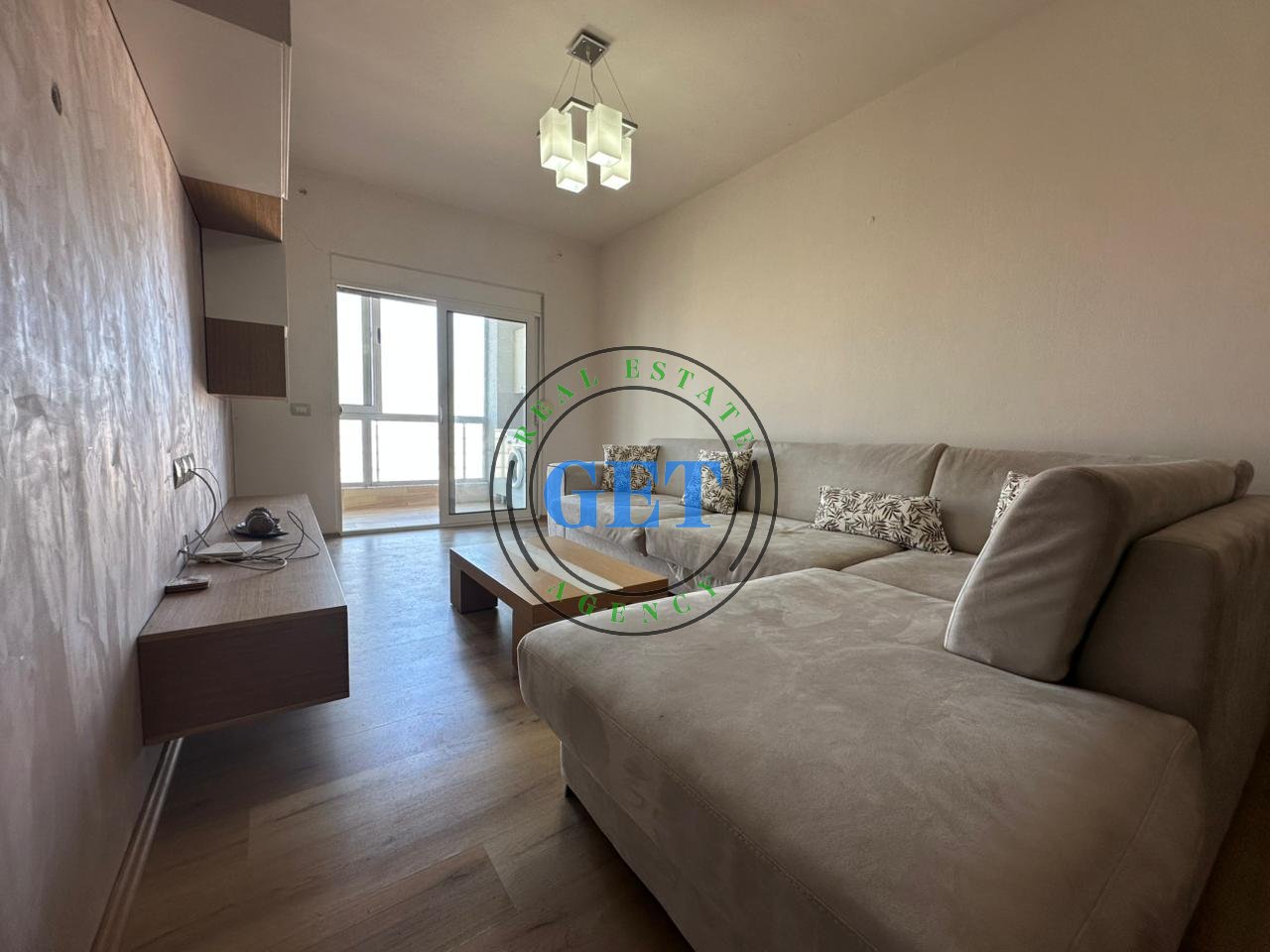 Shitet Apartament 1+1, tek Stacioni i Trenit,Durres!