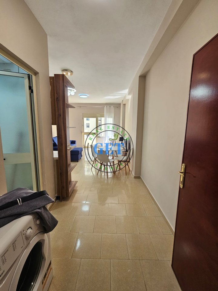 Shitet Garsoniere, pranë Hotel Adriatik, Plazh, Durrës