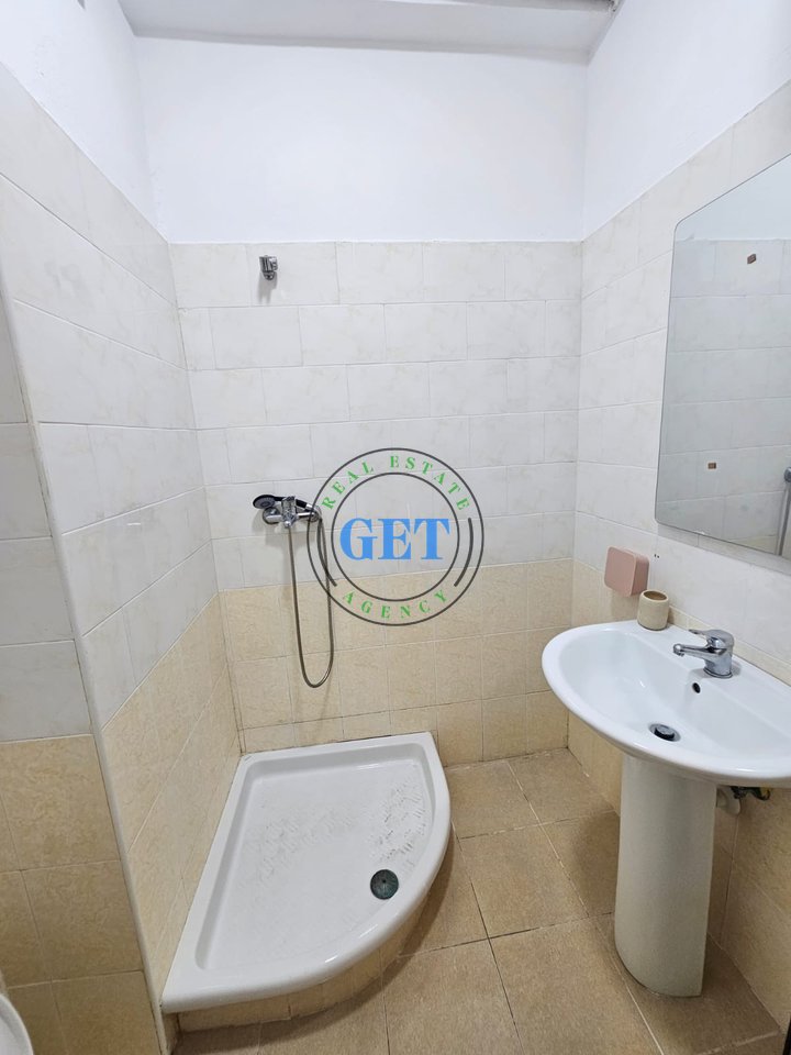 Shitet Garsoniere, pranë Hotel Adriatik, Plazh, Durrës