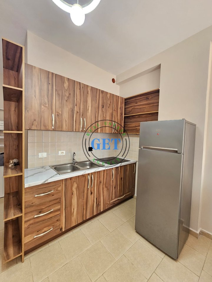 Shitet Garsoniere, pranë Hotel Adriatik, Plazh, Durrës