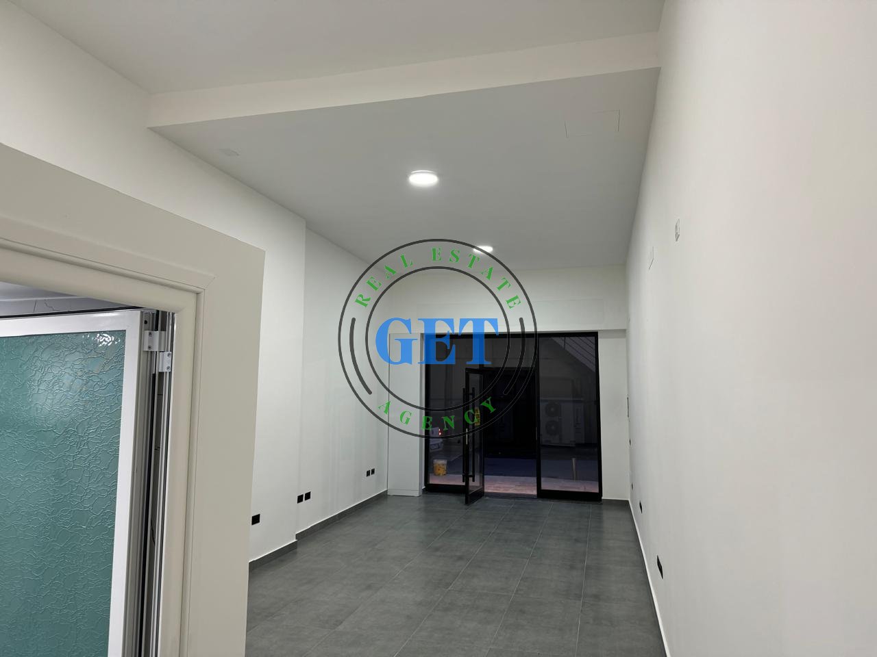 Jepet me qira ambient biznesi ,Extra market, Durrës