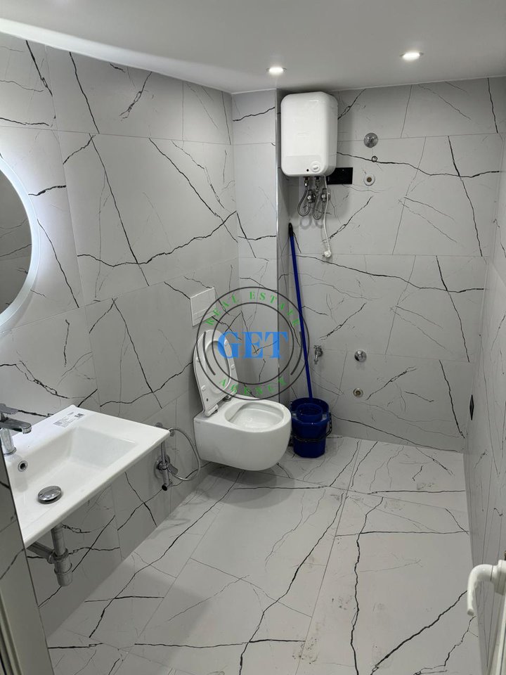 Jepet me qira ambient biznesi ,Extra market, Durrës