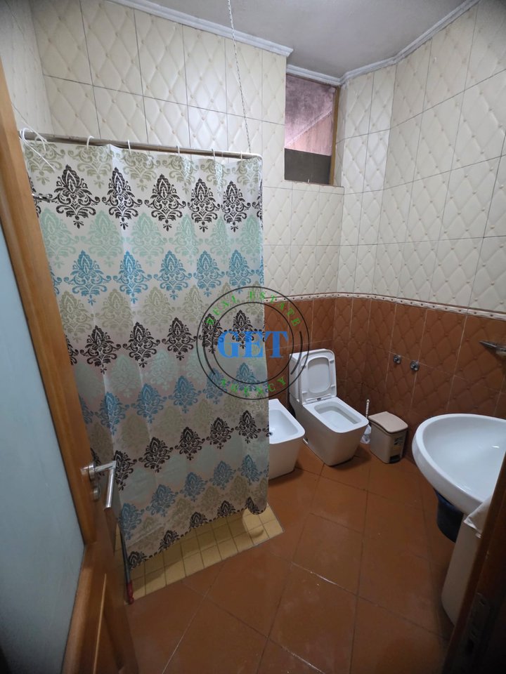 Jepet me qira kati i dytë i një shtëpie private 2+1, pranë Vala Park, Durrës!