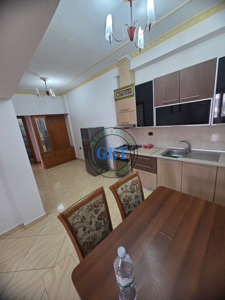 Jepet me qira kati i dytë i një shtëpie private 2+1, pranë Vala Park, Durrës!