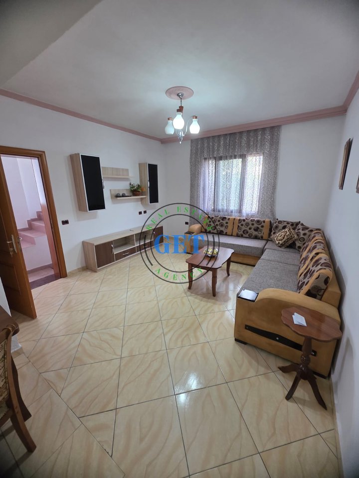 Jepet me qira kati i dytë i një shtëpie private 2+1, pranë Vala Park, Durrës!