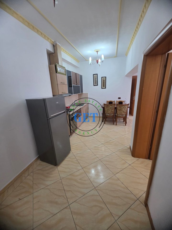 Jepet me qira kati i dytë i një shtëpie private 2+1, pranë Vala Park, Durrës!