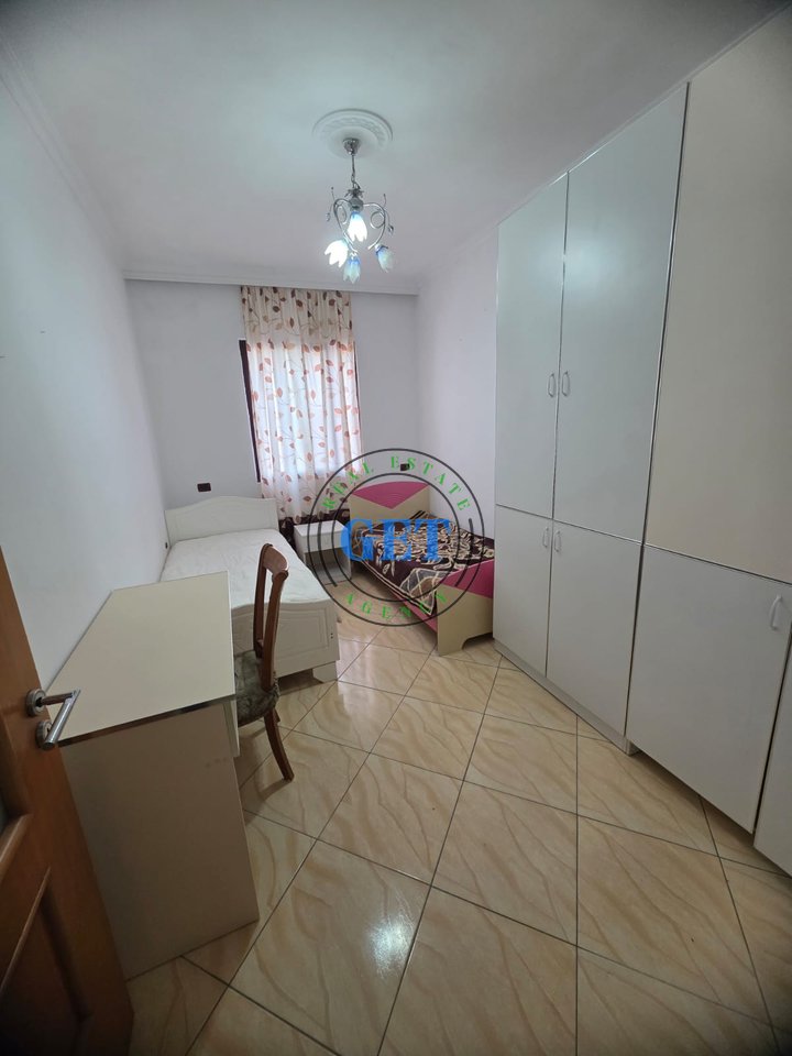 Jepet me qira kati i dytë i një shtëpie private 2+1, pranë Vala Park, Durrës!