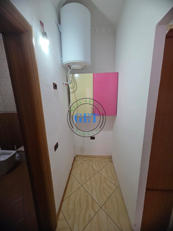 Jepet me qira kati i dytë i një shtëpie private 2+1, pranë Vala Park, Durrës!