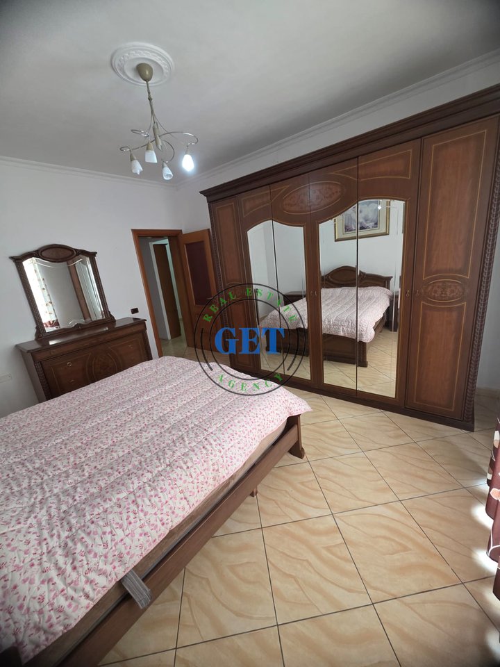 Jepet me qira kati i dytë i një shtëpie private 2+1, pranë Vala Park, Durrës!