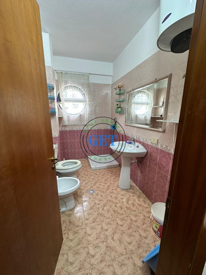 Jepet me qira, apartamente 1+1,pranë Shkollës “Bajram Curri”, Plazh, Durrës