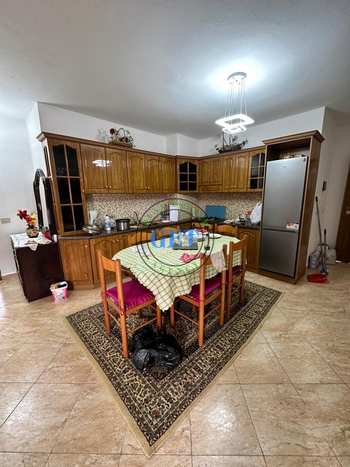 Jepet me qira, apartamente 1+1,pranë Shkollës “Bajram Curri”, Plazh, Durrës