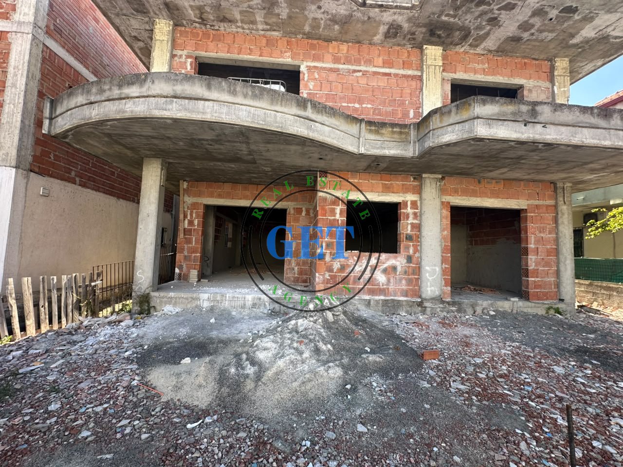 ◆ Casa Privata su 2 Piani in Vendita (Karabina) | Quartiere 17, Durrës