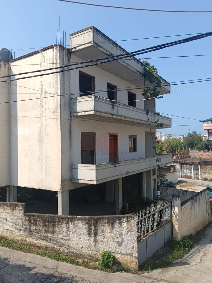 Vilë 3+1+2 në shitje në Arapaj, Durrës - 160,000€ | 232 m²