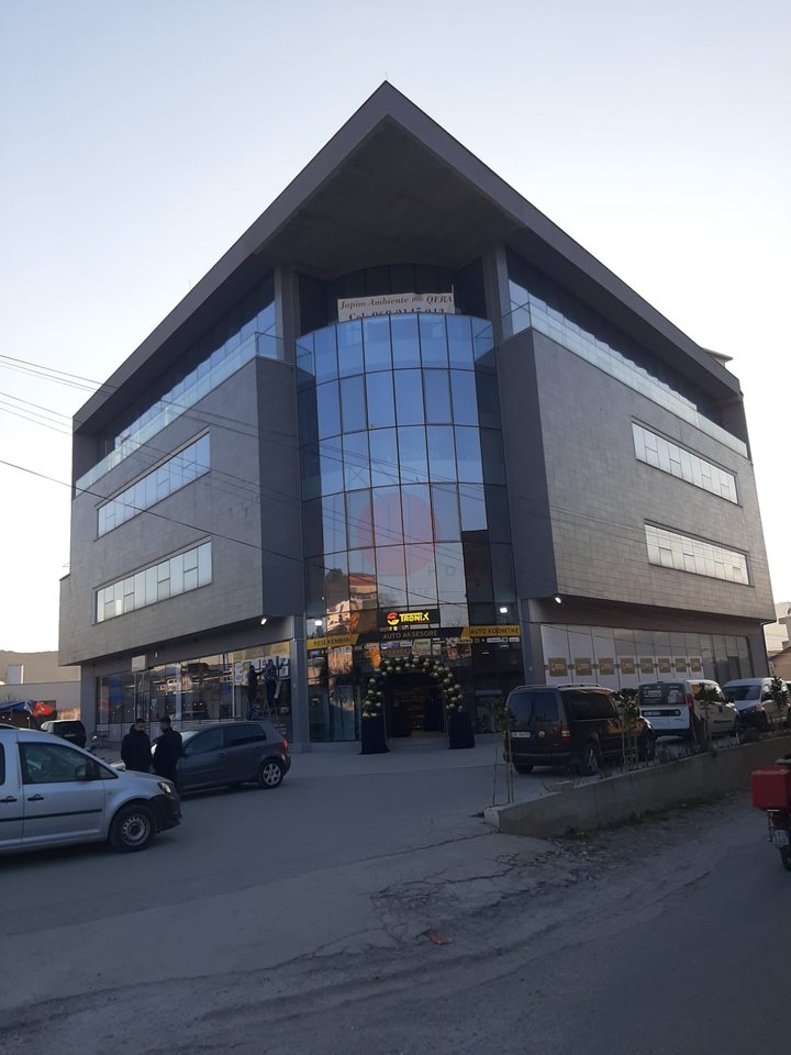 Locale in affitto 1150m² | 2° piano (sopra abitazione) | Kombinat, vicino a SPAR | 3000€/mese