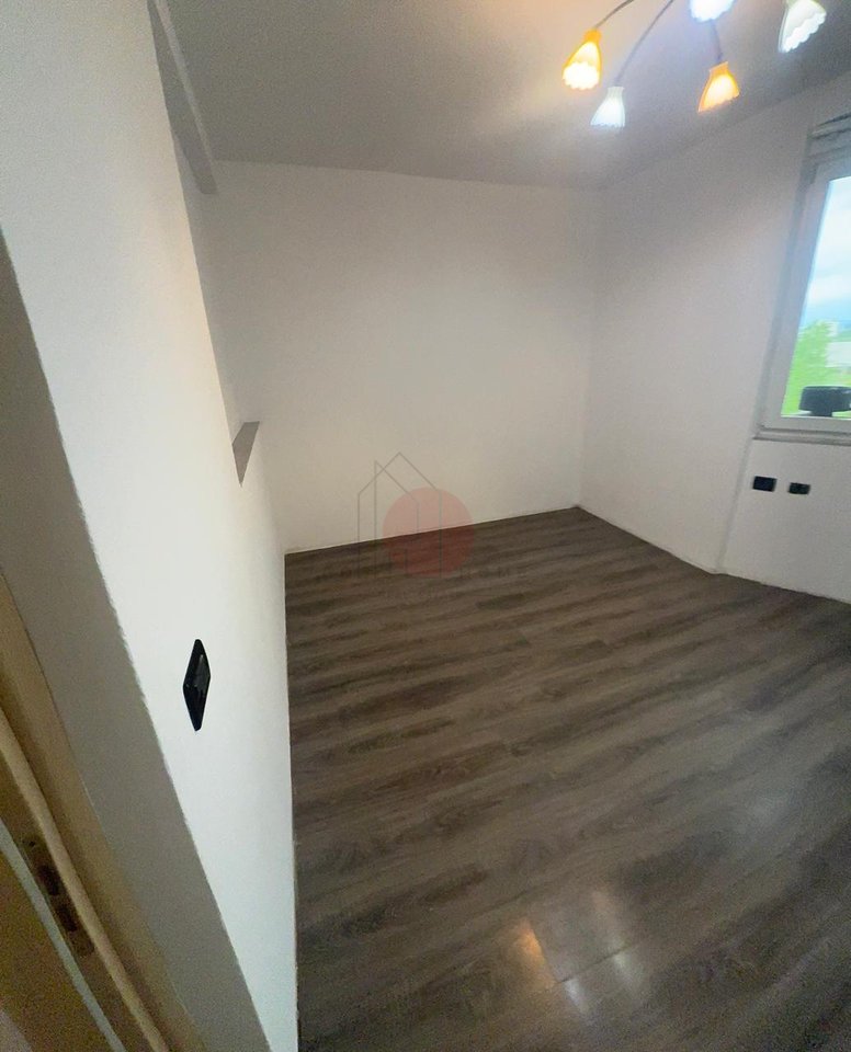 Shitet apartament 2+1 📍

📌 Vendndodhja: Ish Fusha e Aviacionit, Rruga “Dafinave”