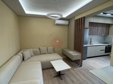 Vendesi appartamento 1+1 + balcone – Via Muhamet Gjollesha, vicino a Bar Dubai (ALI DEMI) | 3° piano, palazzo di 5 piani | Superficie netta 41 m² | Completamente arredato | Prezzo 125.000 € | Con ipoteca