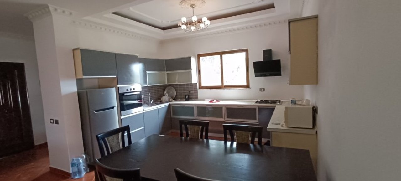 JEPET ME QIRA APARTAMENT 3+1 + ANEKS + 2 BALLKONE – ALI DEMI (RR. HYSEN LOCI)