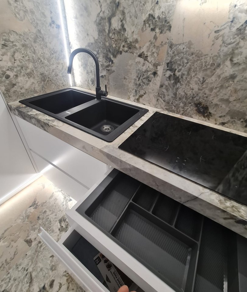 JEPET ME QIRA APARTAMENT 1+1+PARKIM – LIQENI I THATË, ME PAMJE NGA LIQENI