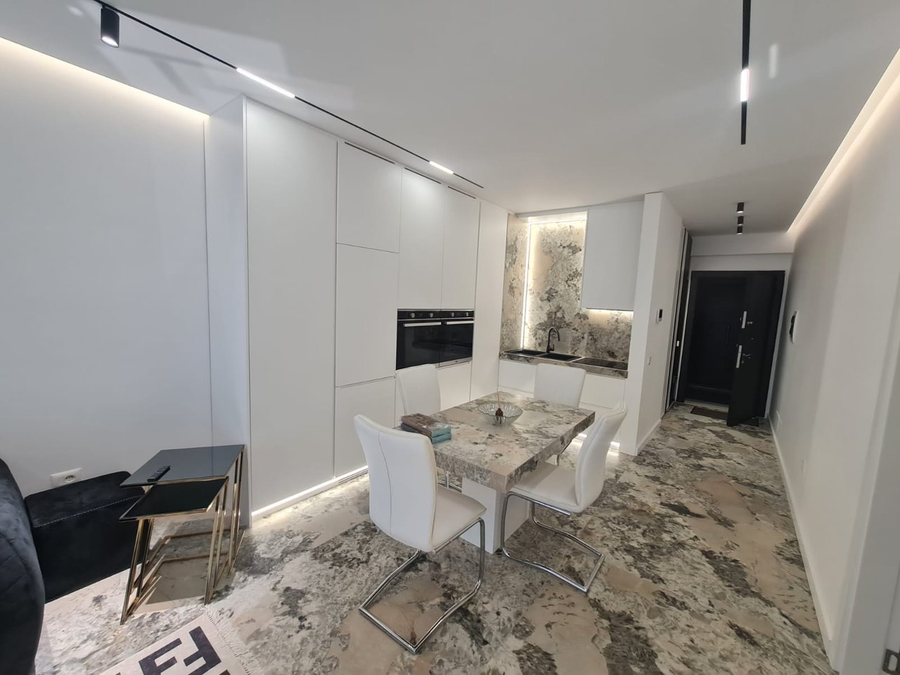 JEPET ME QIRA APARTAMENT 1+1+PARKIM – LIQENI I THATË, ME PAMJE NGA LIQENI