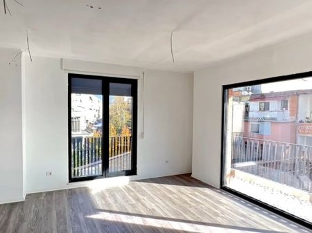 VENDESI APPARTAMENTO 1+1+CUCINA+GARAGE - SCUOLA ROSSA