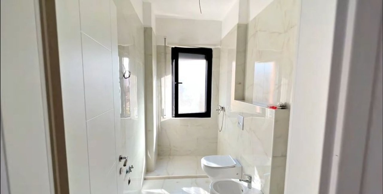 VENDESI APPARTAMENTO 1+1+CUCINA+GARAGE - SCUOLA ROSSA