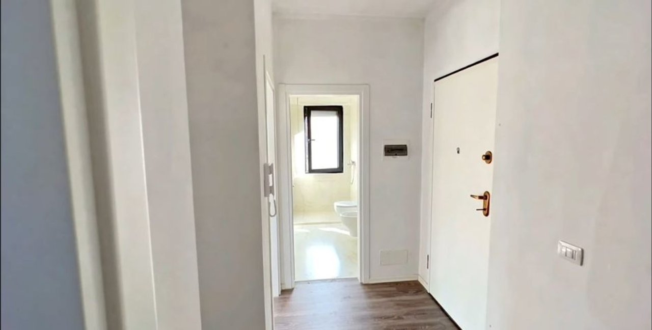 VENDESI APPARTAMENTO 1+1+CUCINA+GARAGE - SCUOLA ROSSA