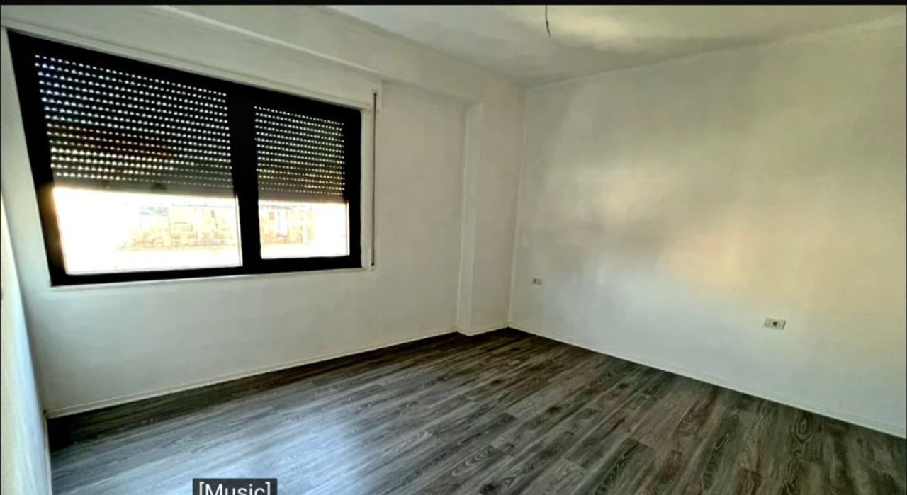 VENDESI APPARTAMENTO 1+1+CUCINA+GARAGE - SCUOLA ROSSA