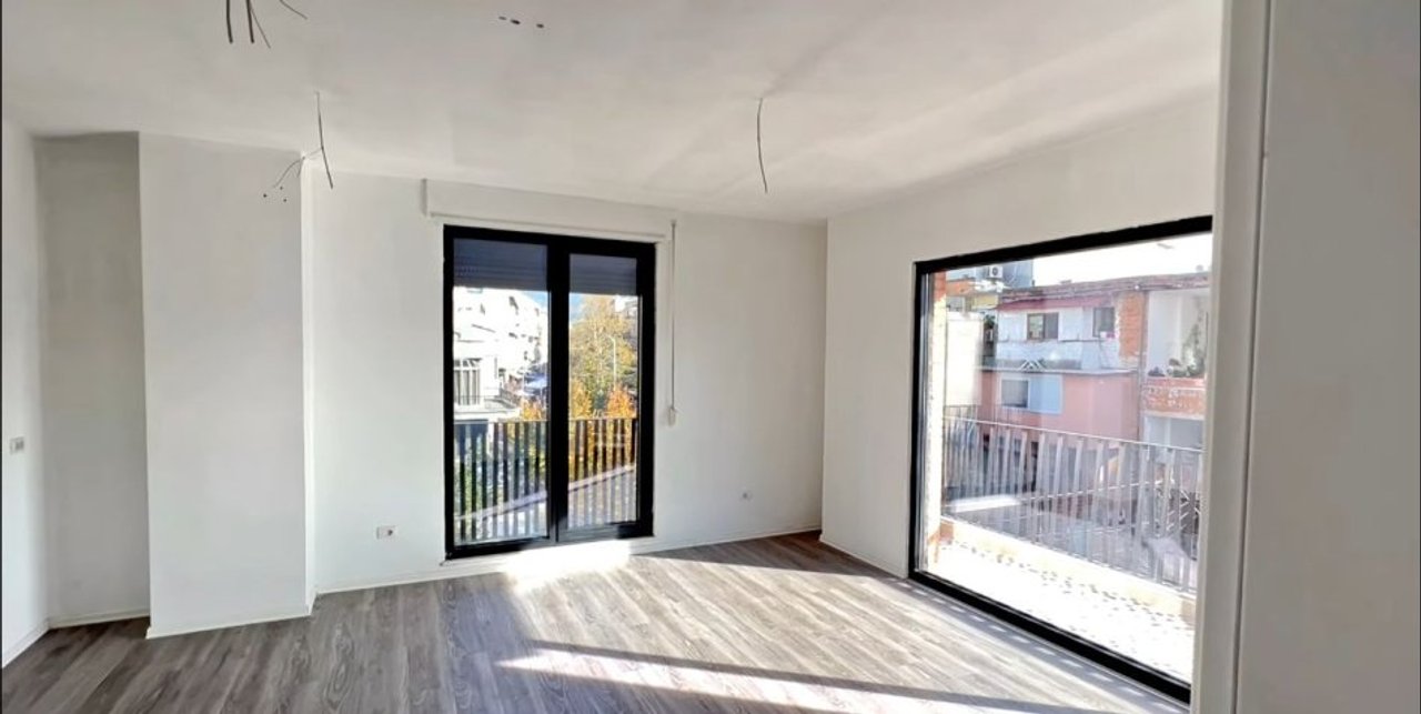 VENDESI APPARTAMENTO 1+1+CUCINA+GARAGE - SCUOLA ROSSA
